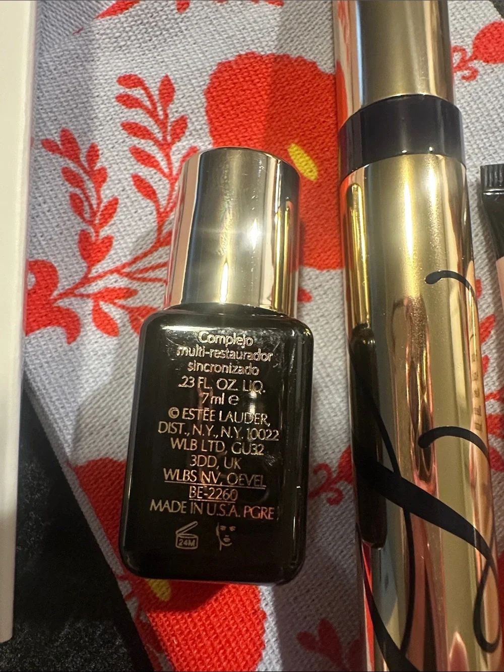 Estee Lauder gold, black, and cream skincare trio - Picture 3 of 6